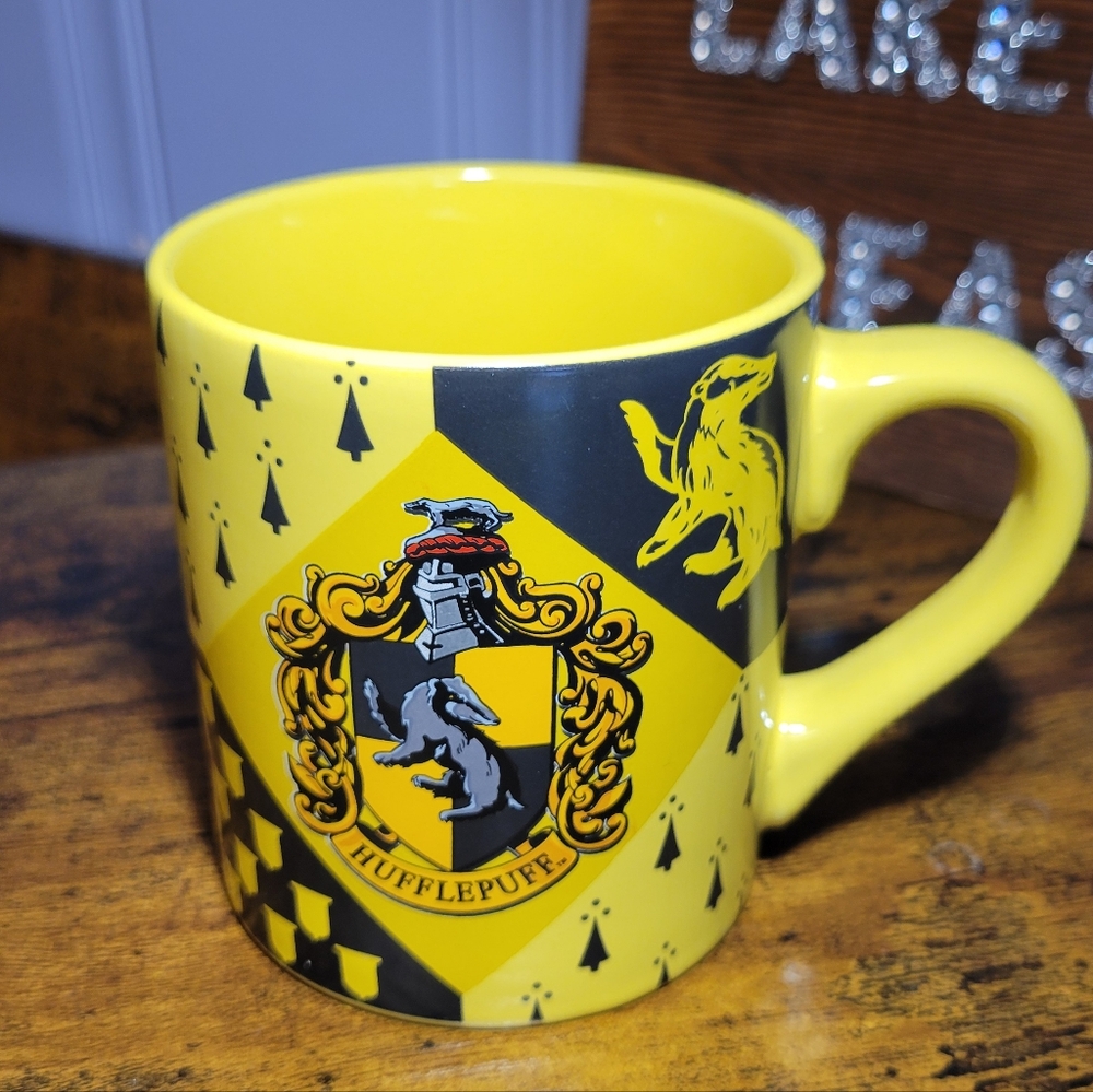 Harry Potter Hufflepuff House crest ceramic Yellow and Black Mug